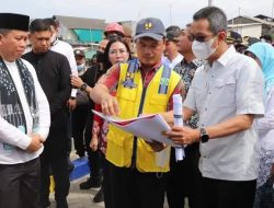 Pj Gubernur Jakarta Minta Masyarakat Rawat Tanggul Pantai Kaliburu