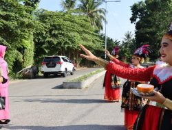 Kapolres Banggai Yang Baru AKBP Ade Nuramdani Dan Ketua Bhayangkari Disambut Tarian Daerah