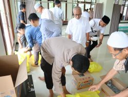 Jumat Berkah, Kapolres Bagikan Makanan Gratis Kepada Jemaah di Masjid Mapolres Banggai