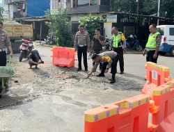 Aksi Kapolres Tolitoli Tambal Jalan Yang Berlubang