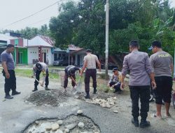 Cegah Lakalantas, Personel Polsek Dampal Utara Tambal Jalan Trans Sulawesi yang Berlubang