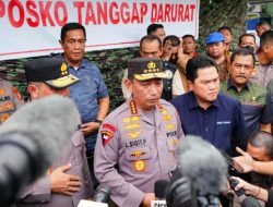 Kapolri Jenderal Listyo Sigit Prabowo meninjau lokasi kebakaran Depo Pertamina Plumpang