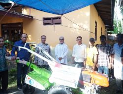 Anggota DPR RI Komisi XI Muhidin Said Serahkan Hand Tractor Pada Kelompok Tani Di Sigi