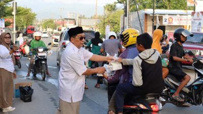 DPC Partai Gerindra Kabupaten Sigi Bagikan 1000 Takjil Kepada Masyarakat Untuk Buka Puasa