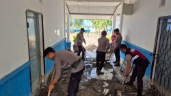 Peduli Bencana Dolo Selatan, Polres Sigi Bantu Warga Bersihkan Material Pasca-Banjir
