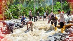 Pasca Banjir, Jajaran Polsek Dolo Bersama Masyarakat Kerja Bakti Buat Penahan Sementara  Aliran Sungai Sambo